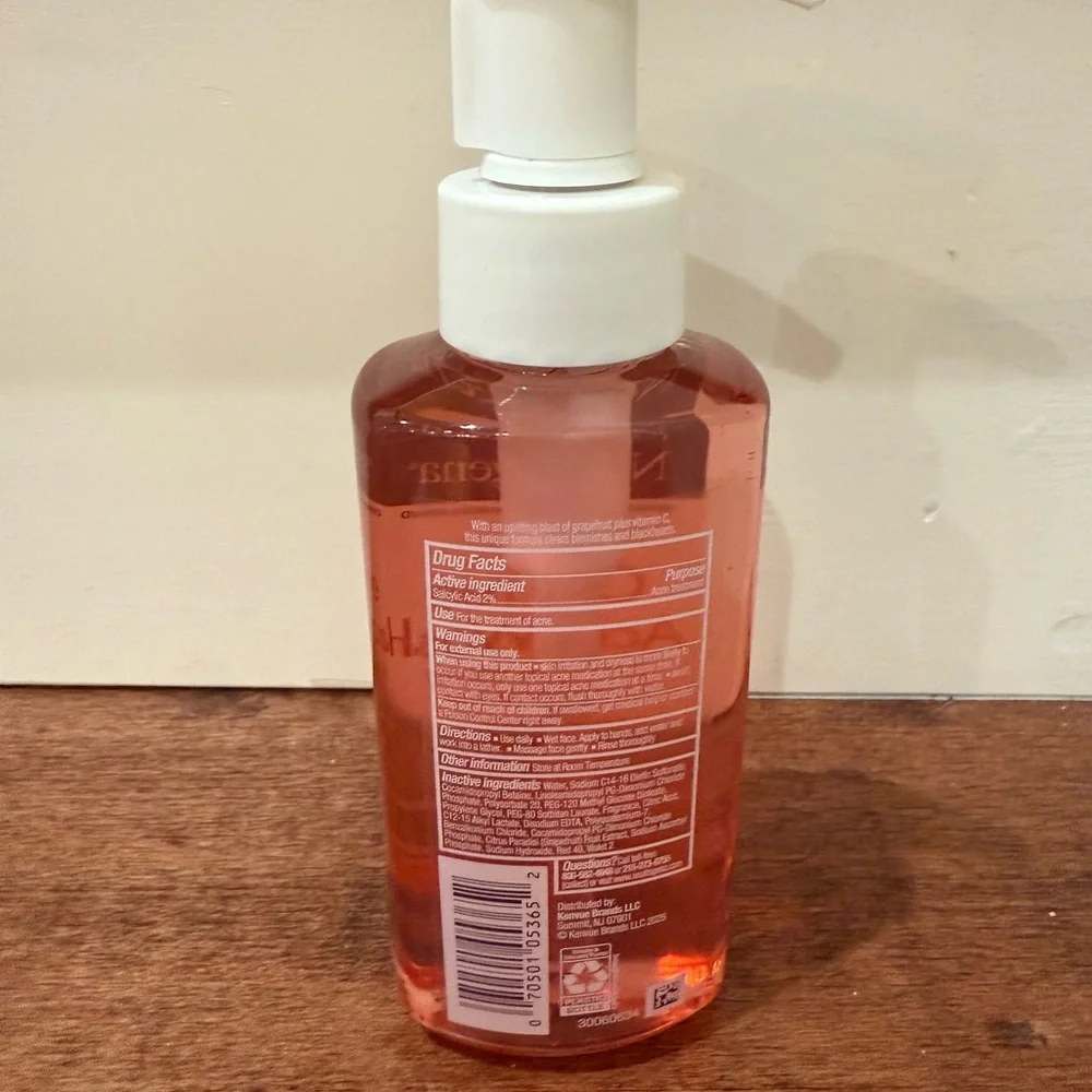 NWT Neutrogena Oil-Free Pink Grapefruit Cleanser